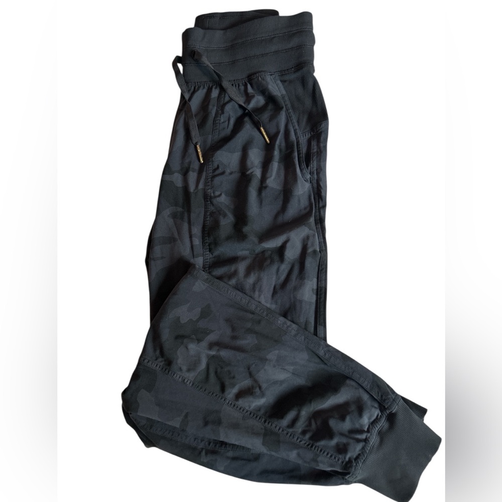 Lululemon Women’s Black Camouflage Jogger Pants
